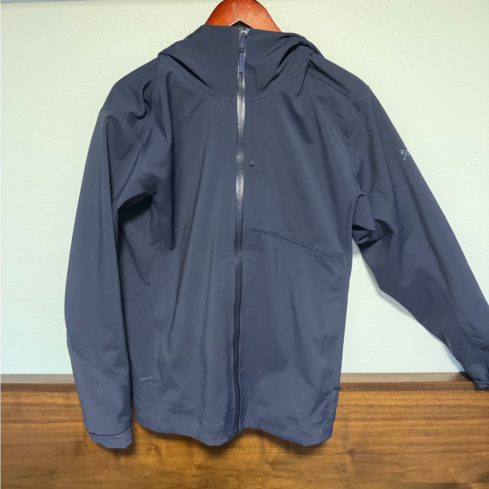 Arc’teryx Sawyer Hoody Soft shell- goretex infused. Wind and rainproof.